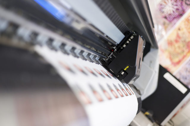 Je hebt verschillende druktechnieken: op de foto een printkop van een machine. 